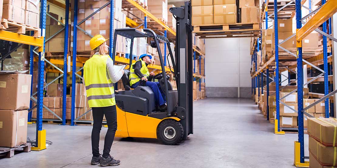 Viktig utstyr som forbedrer de ergonomiske forholdene på lageret.